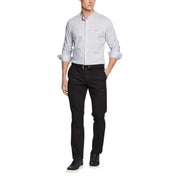 Chemise Tommy Hilfiger homme gris clair à manches retroussées et logo discret sur la poitrine, portée avec un pantalon.