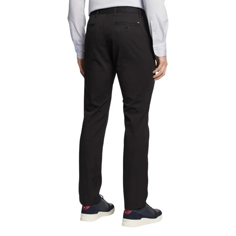 Tommy Hilfiger Pantalon pour homme en tissu noir sur mesure, coupe droite élégante et détails de coutures discrets.