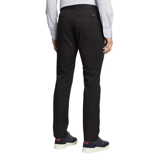 Tommy Hilfiger Schwarze Herrenhose aus elegantem Stoff mit geradem Bein und dezenten Ziernähten.