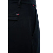 Schwarze Tommy Hilfiger Herrenhose mit dezenter Webstruktur und dem charakteristischen rot-weiß-blauen Logo am Bund und an der Tasche.