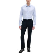 Hellblaues Hemd mit klassischem Kragen und Knopfleiste, kombiniert mit einer Tommy Hilfiger Herrenhose.