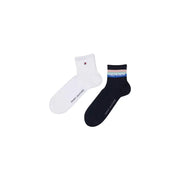 Ein Paar Tommy Hilfiger Herren-Unterwäsche-Knöchelsocken in Weiß und Marineblau mit einem gestreiften Markenband