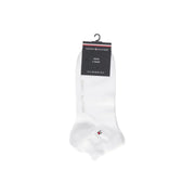Weiße Herren-Knöchelsocken von Tommy Hilfiger mit einem dezenten roten und blauen Logo am Fuß für den täglichen Gebrauch