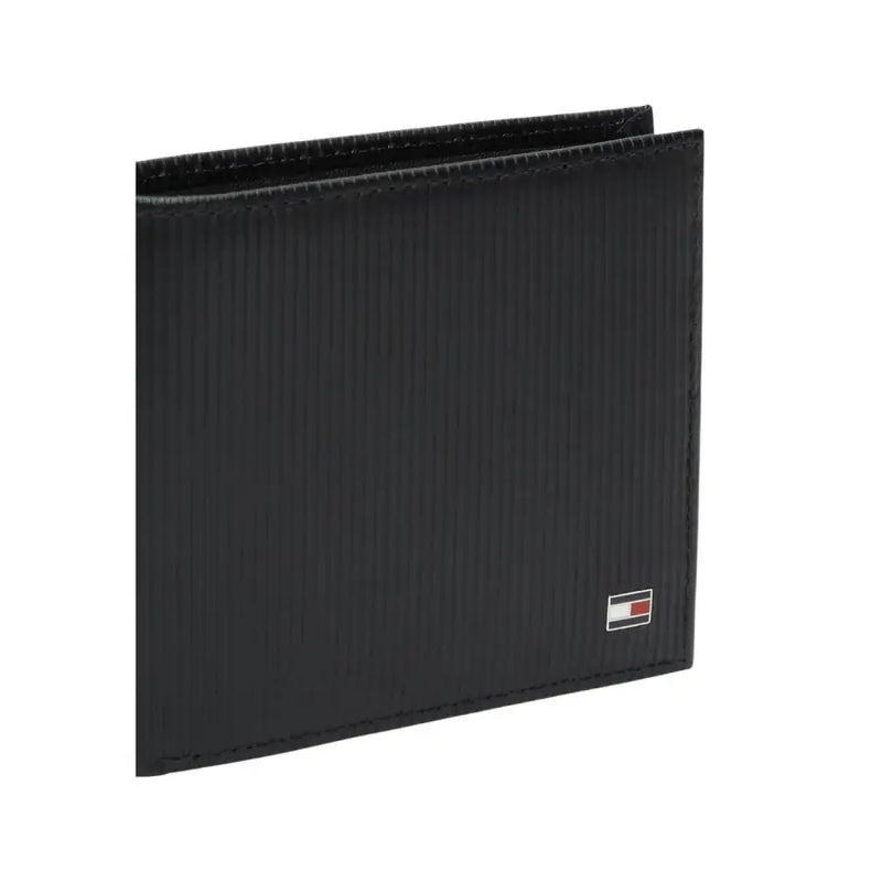 Tommy Hilfiger Herren-Geldbörse aus schwarzem, strukturiertem Leder mit vertikaler Narbung und gesticktem Logo in der unteren rechten Ecke