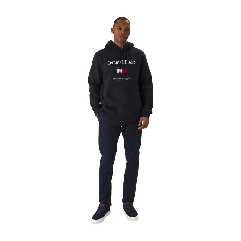 Tommy Hilfiger Schwarzer Herren-Baumwollhoodie mit weißem Logo und Flaggenemblem auf der Brust für Freizeitkleidung