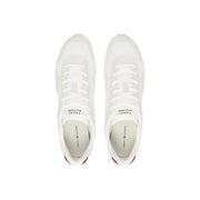 Tommy Hilfiger Weiße Herren-Sneaker aus Polyester mit Schnürung, dezenten roten Akzenten an der Ferse und einem klaren, minimalistischen Design.