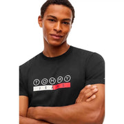 Tommy Hilfiger Schwarzes Herren-T-Shirt aus Baumwolle mit auffälligem weißen und roten Logo auf der Brust