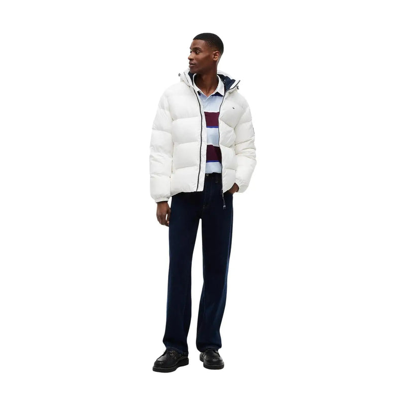 Tommy Hilfiger Daunenjacke Essential Down für Damen in Weiß mit Steppdesign und schwarzen Reißverschlussdetails, Vorderansicht