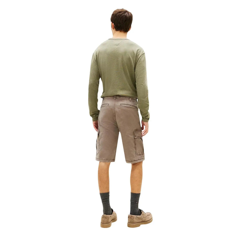 Tommy Hilfiger Beigefarbene Cargoshorts für Herren mit Taschen, getragen mit einem olivgrünen Langarmhemd, Vorderansicht