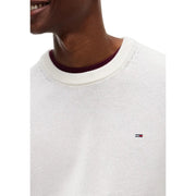 Tommy Hilfiger Schmal geschnittener Herrenpullover aus weißem Strick mit bordeauxrotem Innenkragen und gesticktem Logo, Vorderansicht