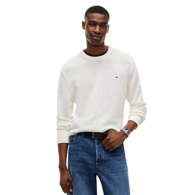 Tommy Hilfiger Slim-Fit-Pullover Slim Ess für Herren aus weißem Rippstrick mit bordeauxrotem Innenkragen und kleinem Logo, Vorderansicht