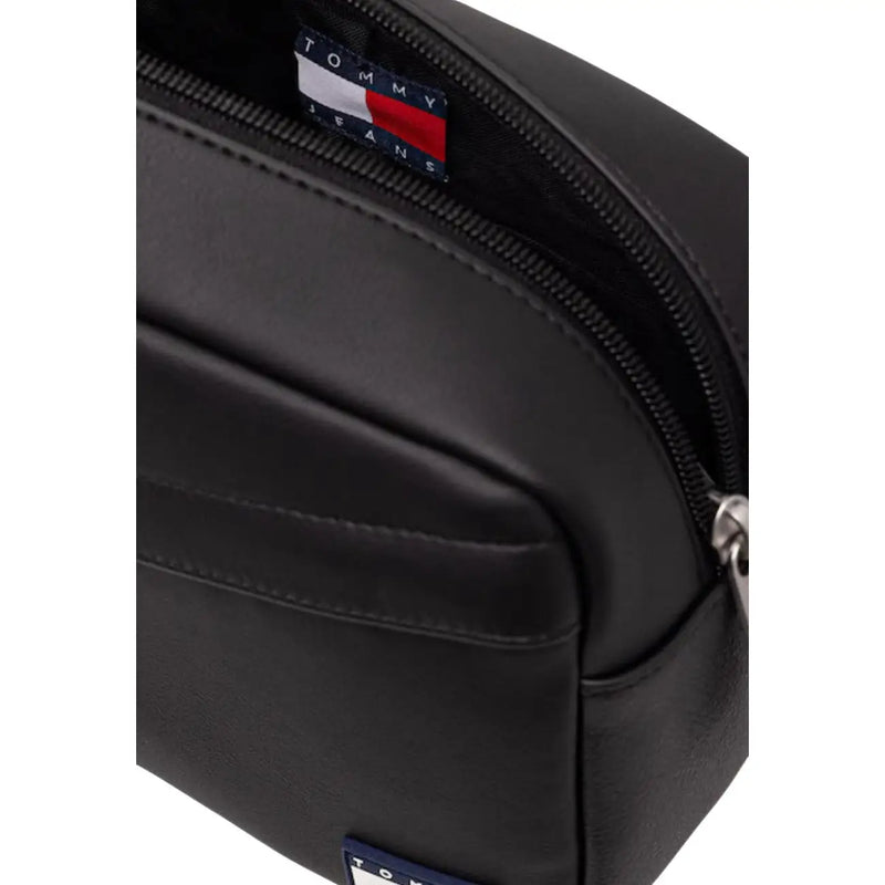 Tommy Hilfiger Trousse de toilette quotidienne pour homme en cuir noir avec fermeture éclair et étiquette logo, vue de face