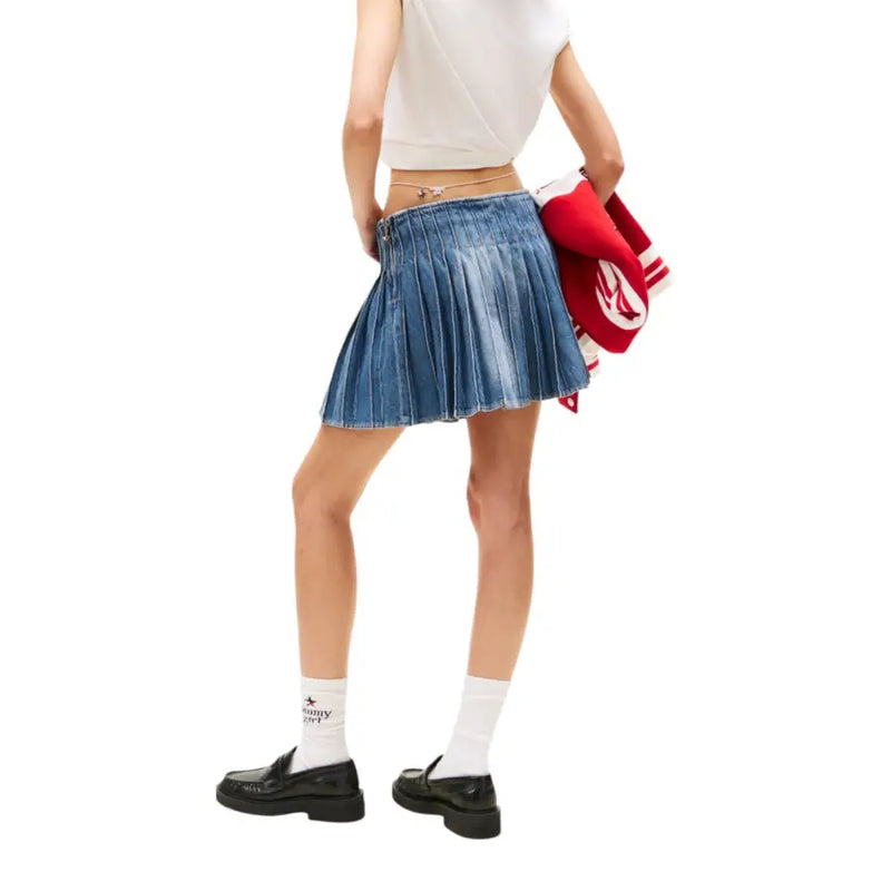 Pleated denim mini skirt with gold chain belt from Tommy Hilfiger Women Blue Organic Cotton collection