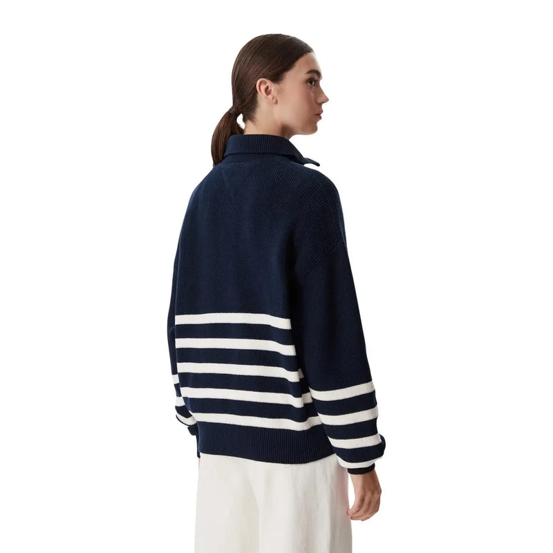 Pull en maille bleu marine à rayures horizontales blanches au dos et sur les manches, issu de la collection femme Tommy Hilfiger