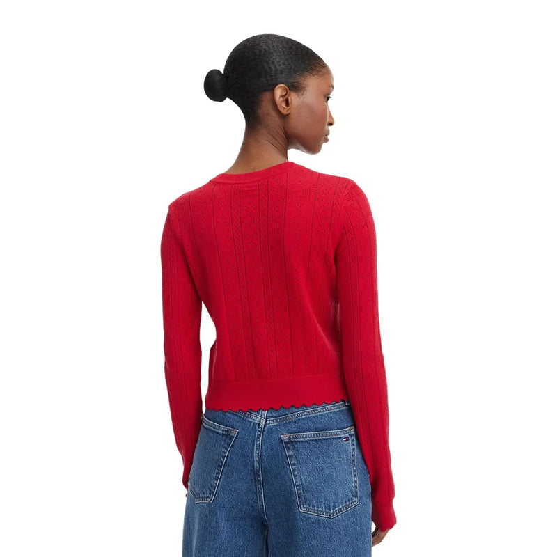 Rückansicht eines leuchtend roten Tommy Hilfiger Damenstrickpullovers mit geripptem Rückenteil, geschwungenem Saum und Viskosemischung.