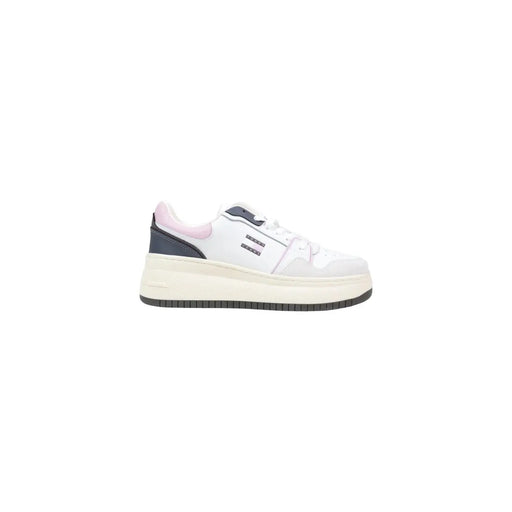 Tommy Hilfiger Weiße Damen-Sneaker mit Wildlederschnürsenkeln, einer markanten cremefarbenen Sohle und dezenten rosa Akzenten an der Fersenlasche.
