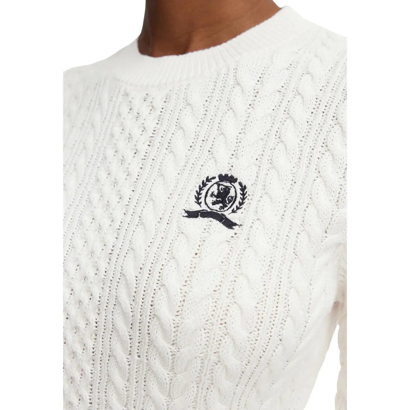 Tommy Hilfiger Pull en maille torsadée blanche en coton pour femme, avec logo brodé noir sur la poitrine