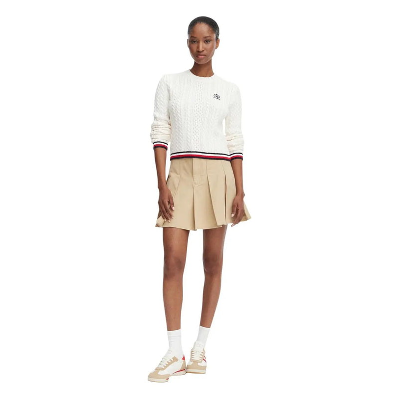 Tommy Hilfiger Pull en maille torsadée blanche en coton pour femme, orné de rayures rouges, blanches et marine aux poignets et à l'ourlet.