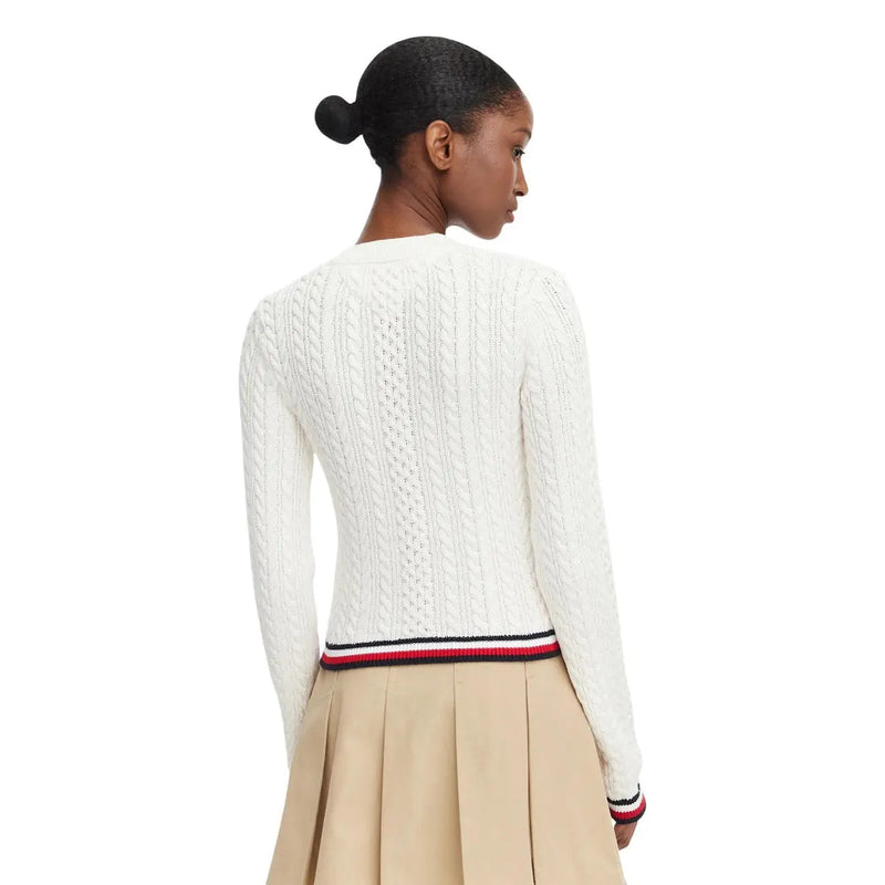 Tommy Hilfiger Gilet en maille torsadée blanche en coton pour femme, avec bordure rayée rouge, blanche et marine à l'ourlet et aux poignets.