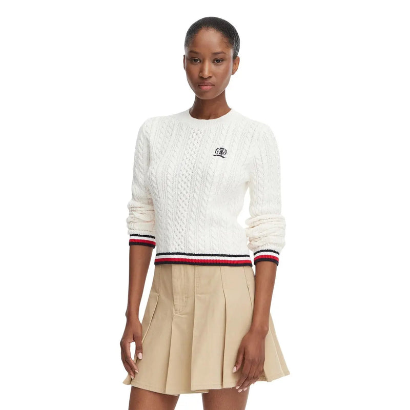 Tommy Hilfiger Pull en maille torsadée blanche en coton pour femme, avec poignets et ourlet rayés rouge, blanc et marine et logo brodé sur la poitrine