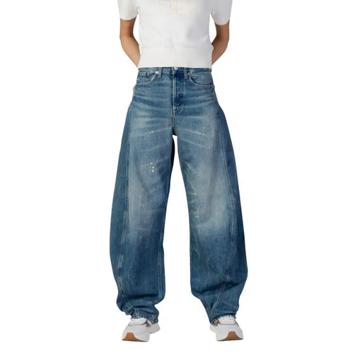 Tommy Hilfiger women’s blue organic cotton jeans with high-waisted, relaxed wide-leg cut and subtle fading