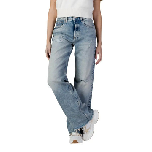 Tommy Hilfiger women’s blue light-wash organic cotton jeans with distressed ripped design and frayed hems