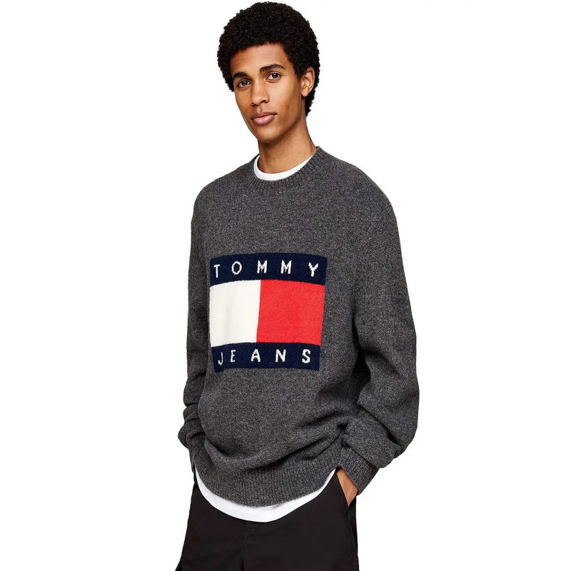 Tommy Hilfiger Grauer Wollpullover für Herren mit auffälligem Logo in Marineblau, Weiß und Rot auf der Brust (Vorderansicht)