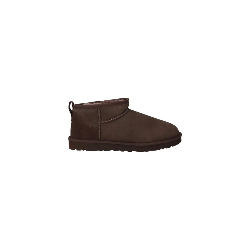 Braune UGG-Herrenstiefel aus Wildleder mit weichem Innenfutter und klassischen Ziernähten, zum Hineinschlüpfen, klassischer Schuhstil