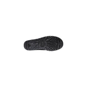 Schwarze Gummisohle mit geometrischem Profil und eingeprägtem UGG-Logo im Fersenbereich – klassische UGG-Herren-Lederstiefel zum Hineinschlüpfen.