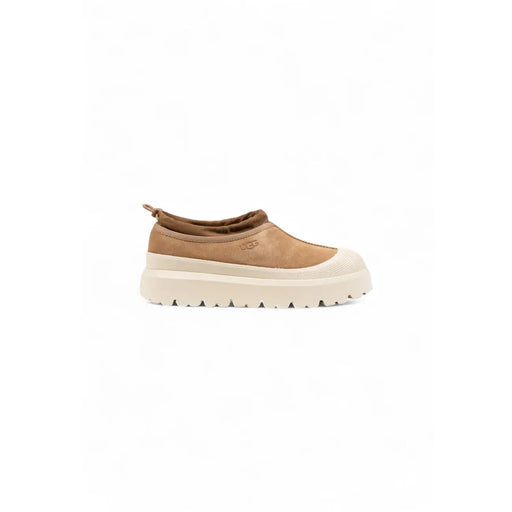 Pantoufles Ugg pour homme en daim beige, à enfiler, avec semelle épaisse crème et logo Ugg, idéales pour l'hiver.