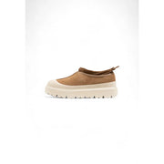Ugg Herren-Slipper aus Wildleder, beige-braun, zum Hineinschlüpfen, mit cremefarbener Gummisohle und strukturierter Zehenkappe für den Winter