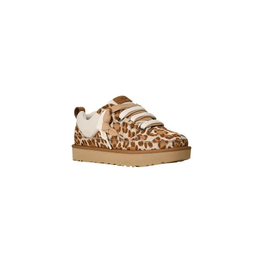 Ugg Damen-Sneaker aus Wildleder in Beige mit Leopardenmuster, cremefarbenen Schnürsenkeln und hellbrauner Gummisohle, Vorderansicht