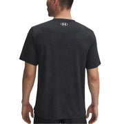 Under Armour Männer t-shirt in Schwarz mit dezenter melierter Textur und Logo mittig am Halsausschnitt