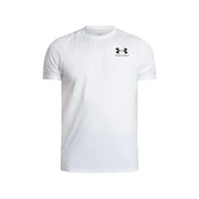 Under Armour Weißes Herren-T-Shirt aus Polyester mit kurzen Ärmeln und schwarzem Logo auf der Brust, geeignet für sportliche Aktivitäten.