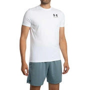 Under armour Weißes Herren-T-Shirt aus Polyester mit kurzen Ärmeln und schwarzem Logo auf der Brust für sportliche Aktivitäten