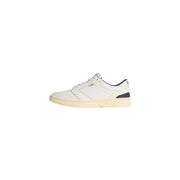Vans Herren Court Low Ledersneaker in Weiß mit marineblauen Akzenten und cremefarbener Gummisohle, von der Rückseite gesehen