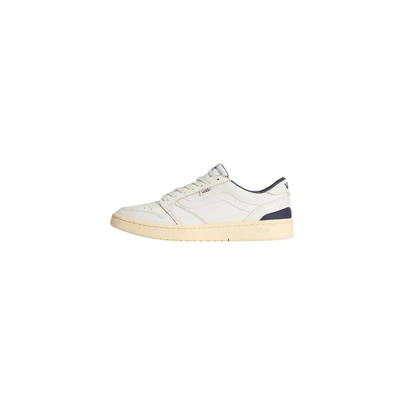 Vans Herren Court Low Ledersneaker in Weiß mit marineblauen Akzenten und cremefarbener Gummisohle, von der Rückseite gesehen