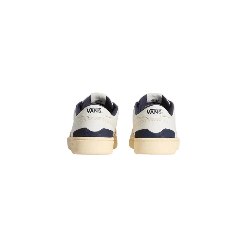 Weiße und marineblaue Vans Herren Court Low Ledersneaker mit cremefarbener Gummisohle, von der Rückseite gesehen