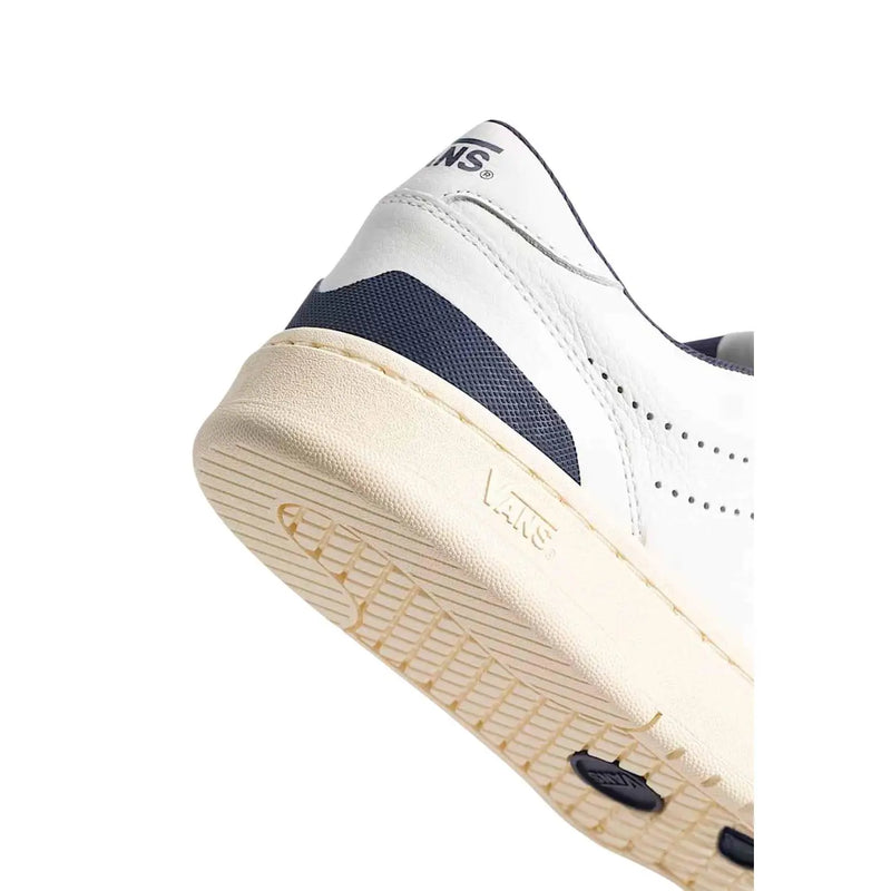 Weiße Vans Herren-Sneaker Court Low aus Leder mit marineblauem Mesh-Einsatz und cremefarbener Gummisohle