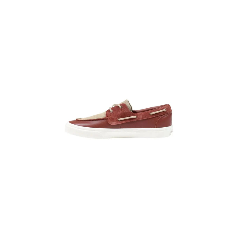 Ein bordeauxroter Vans Herren-Slipper aus Leder mit beiger Zehenkappe und weißer Gummisohle in Wildlederoptik