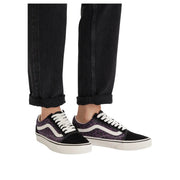 Schwarze Vans Herren-Sneaker aus Leder im Old-Skool-Stil mit Leopardenmuster, lila Print, weißen Schnürsenkeln und klassischer Gummisohle
