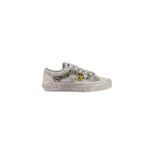 Baskets Vans homme en cuir blanc cassé vieilli, avec un motif coloré sur le côté et un patch paix étoile jaune.