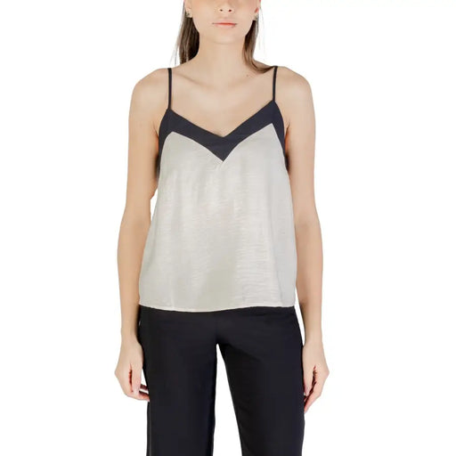 Vero Moda schwarzes Damen-Camisole aus Viskose-Nylon mit V-Ausschnitt und Spaghettiträgern top