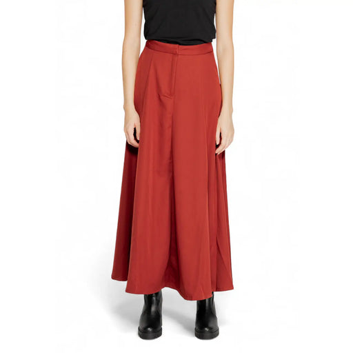 Vero moda rust red polyester wide-leg high-waisted trousers with smooth fabric and subtle side slit for fall winter
