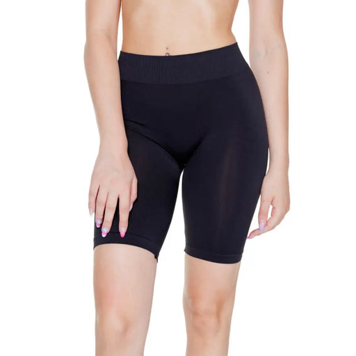 Vero Moda Short cycliste noir taille haute pour femme avec ceinture côtelée