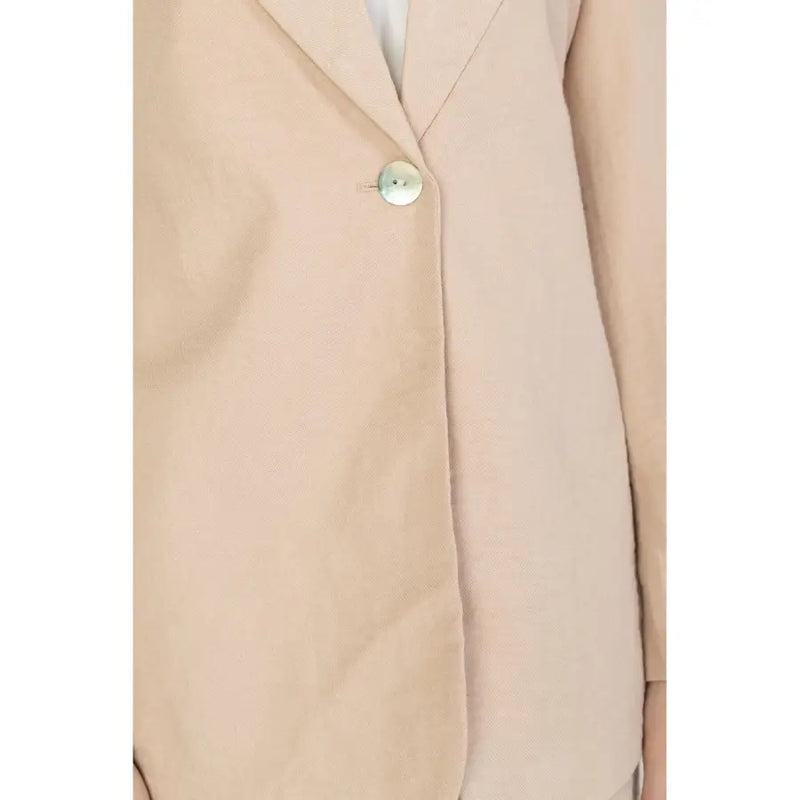 Vero moda women’s pink blazer with lapel collar front pockets and a beige single round metallic button closure