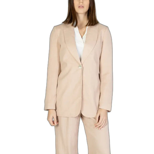 Vero moda women’s beige blazer with single button closure and notched lapels for formal wear