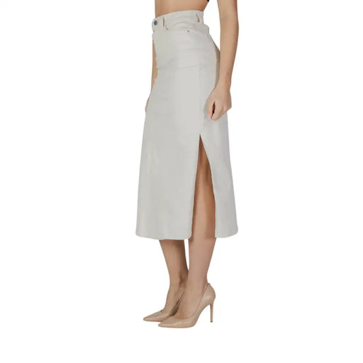 A high waisted light gray denim midi skirt with front slit and button closure from Vila Clothes beige cotton blend collection