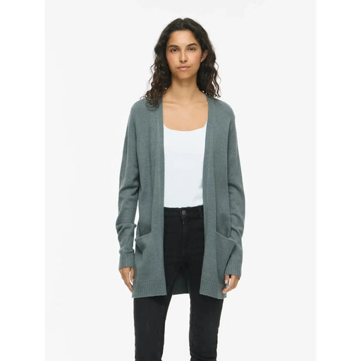 Grüne Damenstrickjacke von Vila aus weichem, gedecktem Petrol-Viskose-Mischgewebe mit gerippten Bündchen und Saum – perfekt für den Herbst.