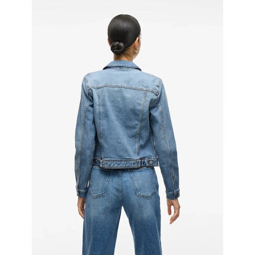 Eine hellblaue Jeansjacke mit mittelblauer Waschung, klassischem Kragen und geknöpften Manschetten im langen Schnitt. Modell: Vila Women's, Baumwollmischung.